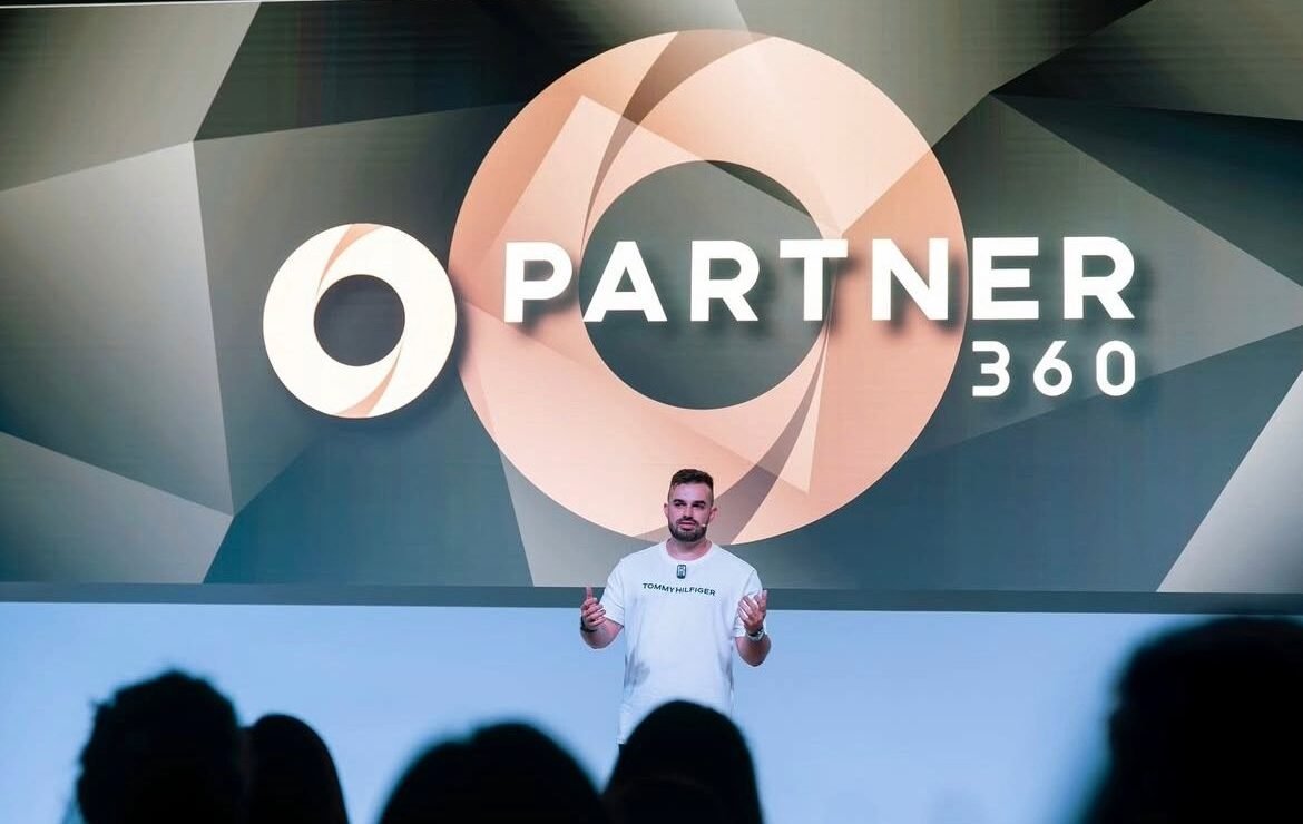 Fabio Serna presentando en evento Partner 360