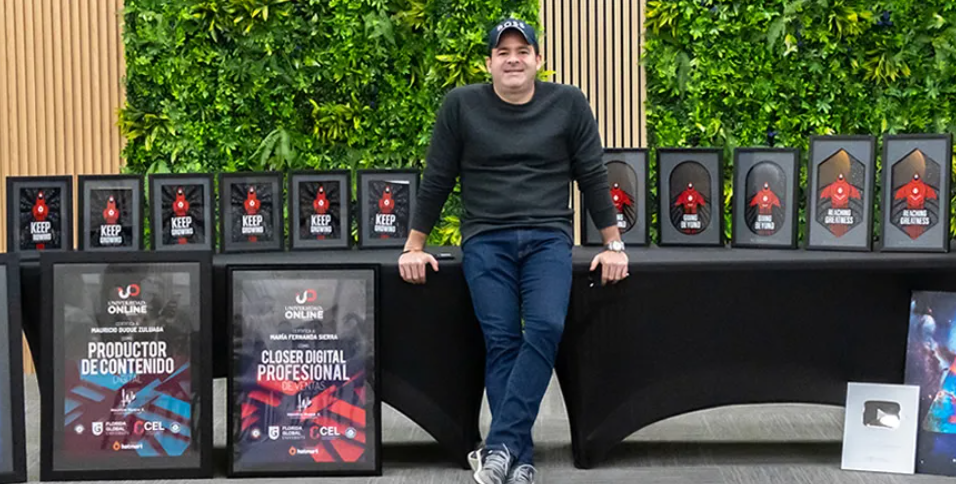 Mauricio Duque Zuluaga con sus 14 premios Hotmart incluyendo 3 Premios Galaxy consecutivos — fundador de Universidad Online