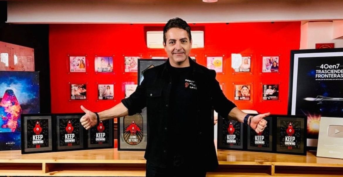 Paulo Restrepo con premios Hotmart del equipo Seminarios Online Universidad Online