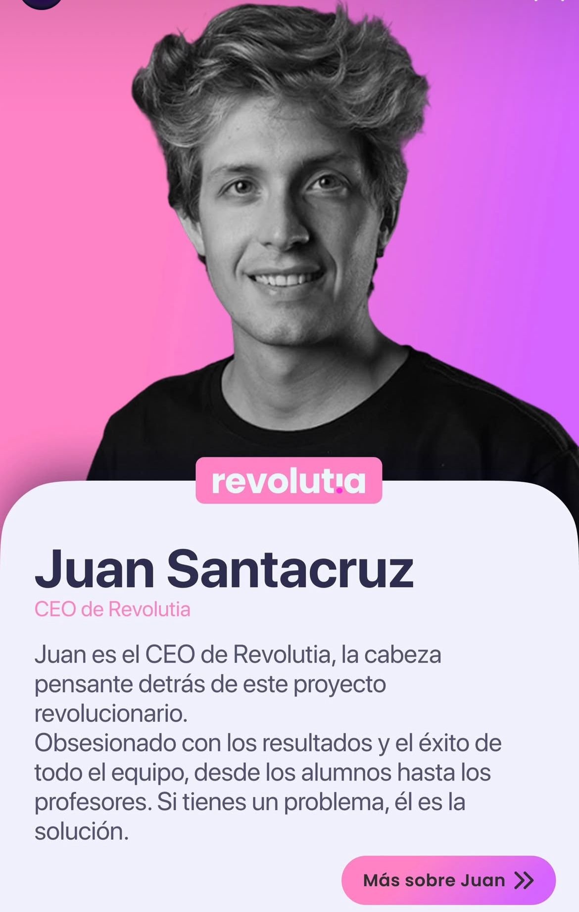 Juan Santacruz, CEO y fundador de Revolutia IA, con logo oficial del programa